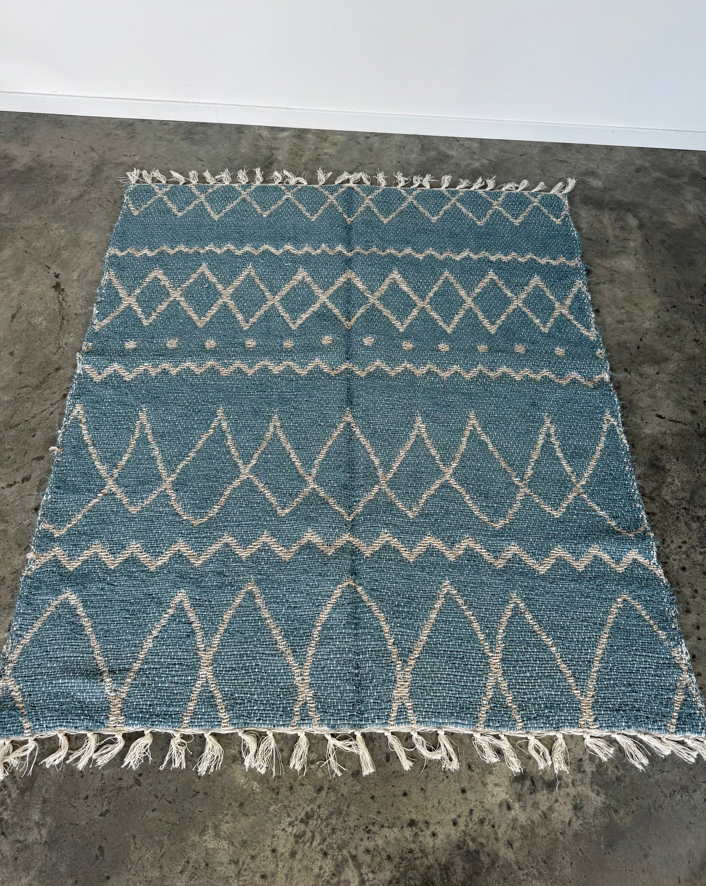 Tapis artisanal bleu en jute réversible, intérieur ou extérieur tissé en Espagne.