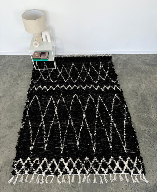 Tapis artisanal noir et blanc réversible 140x200 en coton recyclé.
