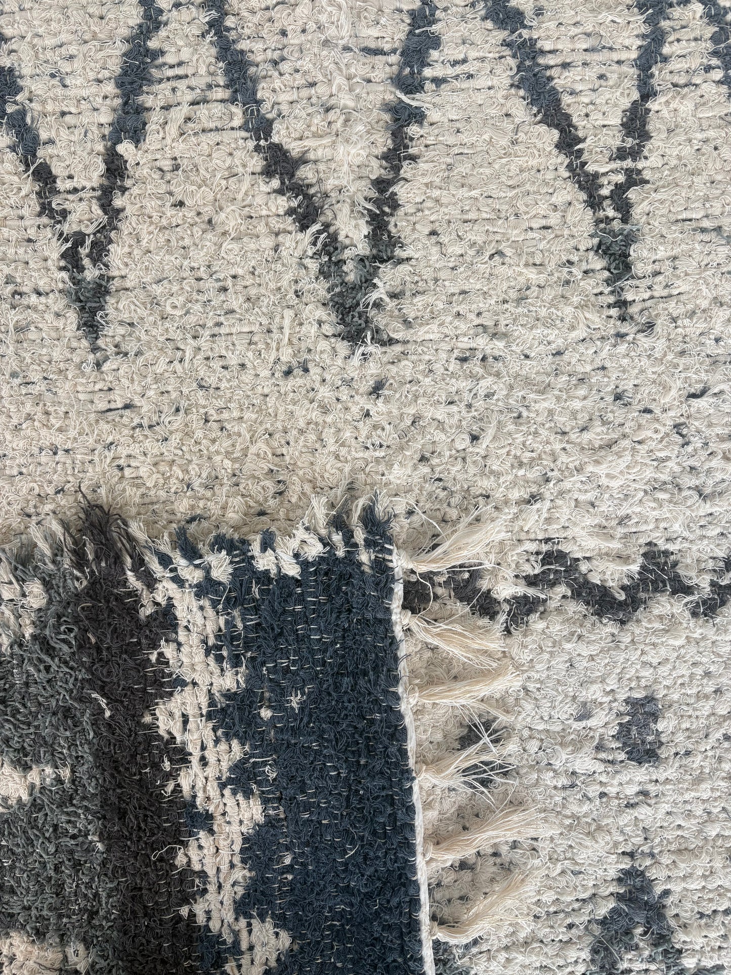 Tapis artisanal bleu en coton recyclé d’ameublement, tissé en Espagne sur machines Jacquard, lavable 30°C.