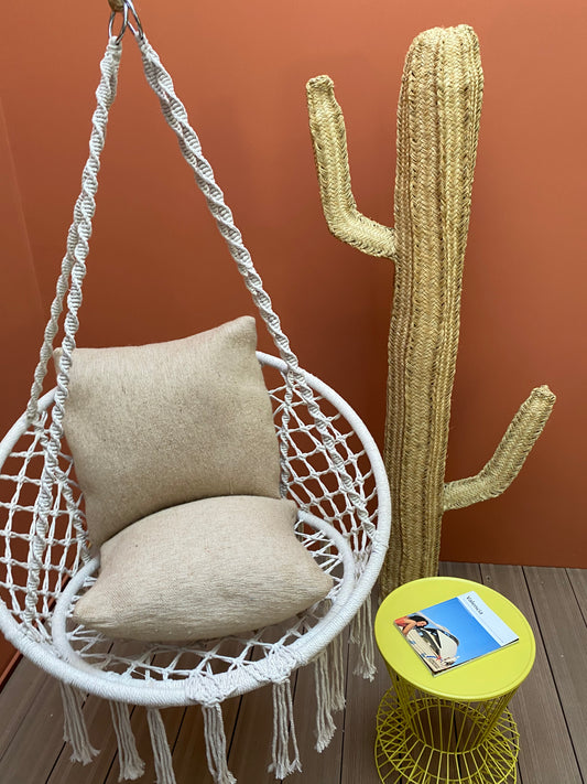 Coussin artisanal coton et jute naturel sur fauteuil suspendu, décoration bohème méditerranéenne