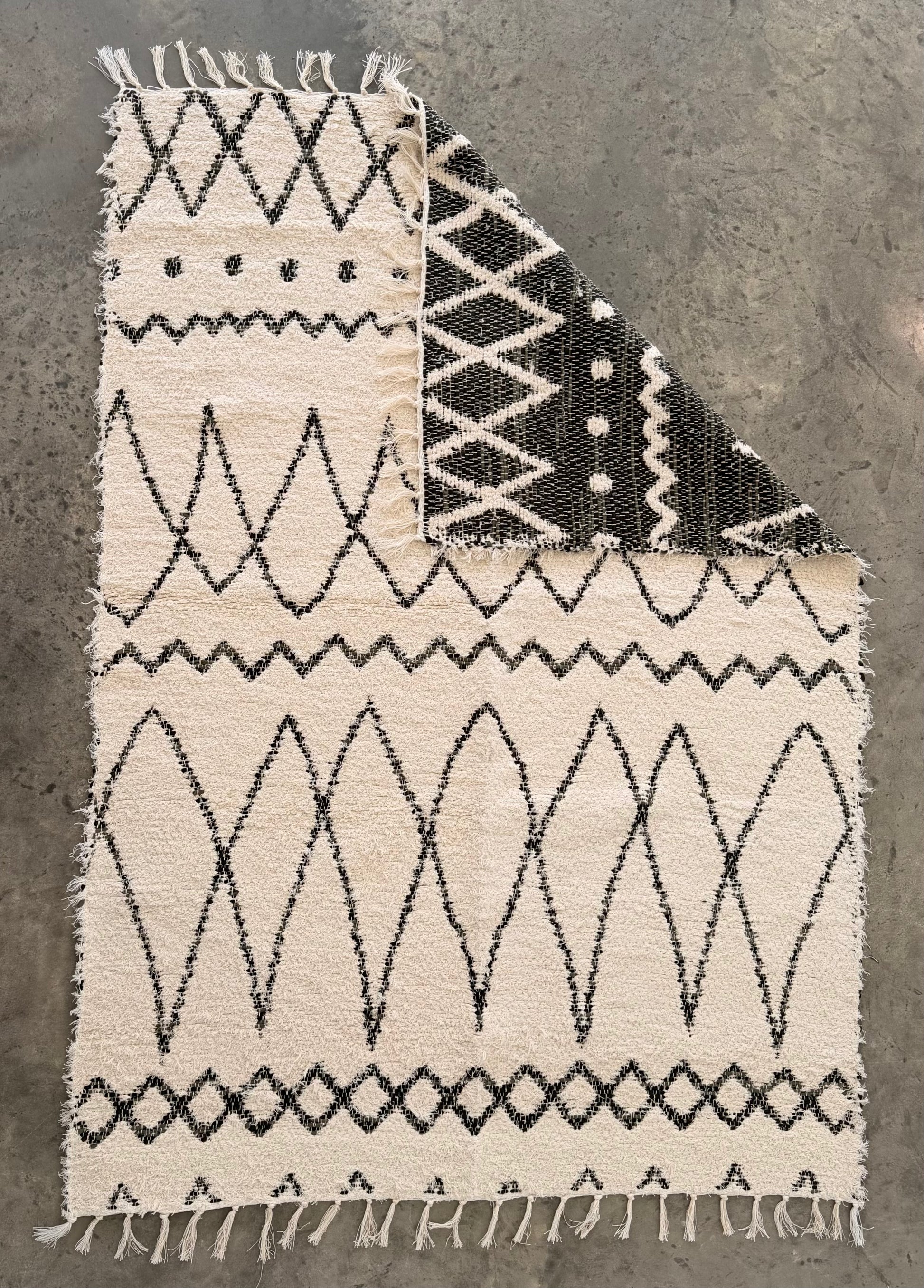 Tapis artisanal berbère réversible kaki Oliva en coton recyclé, motif losange, idéal salon, chambre ou entré