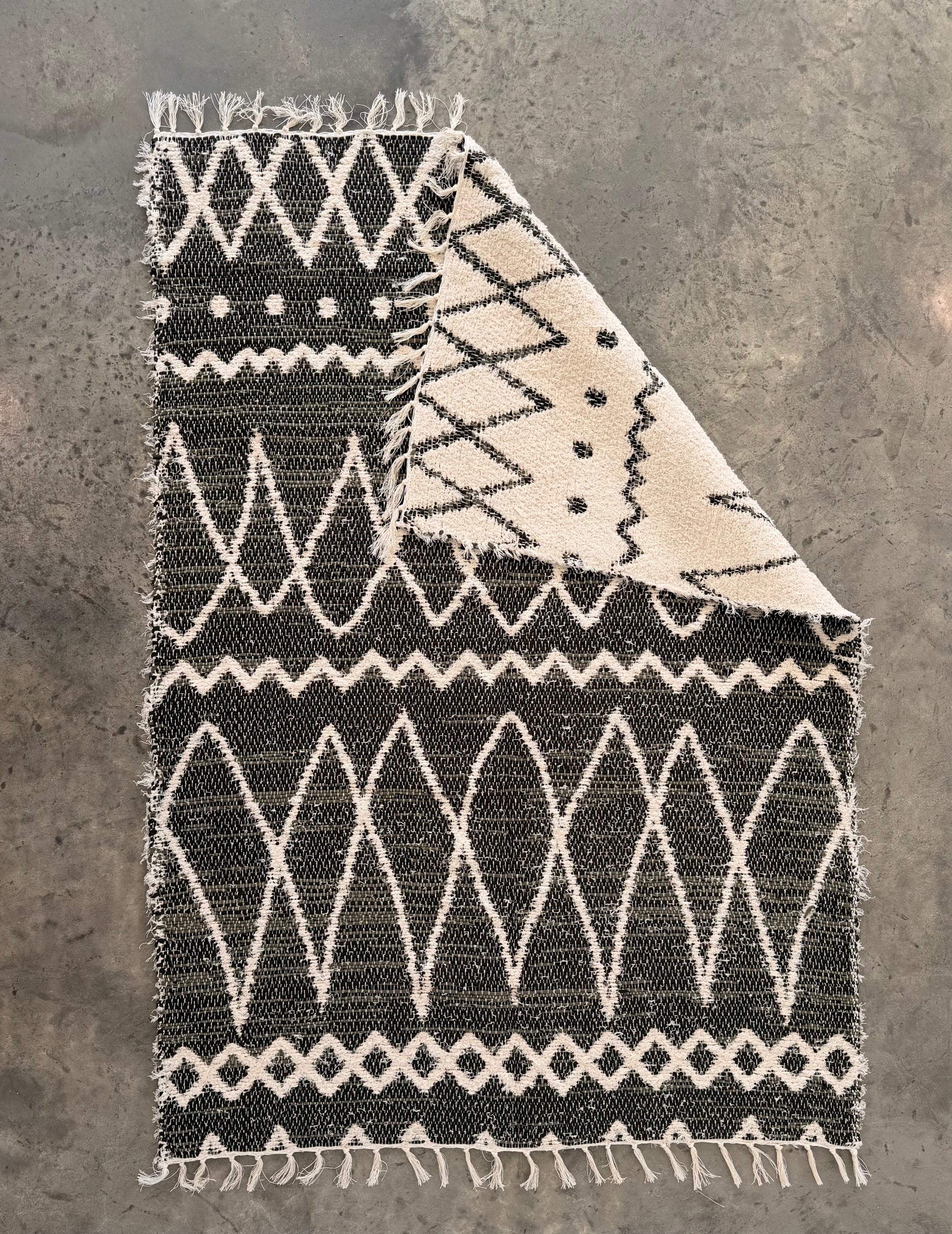 Tapis berbère réversible kaki Oliva 140x200 en coton recyclé, motif losange, franges blanches