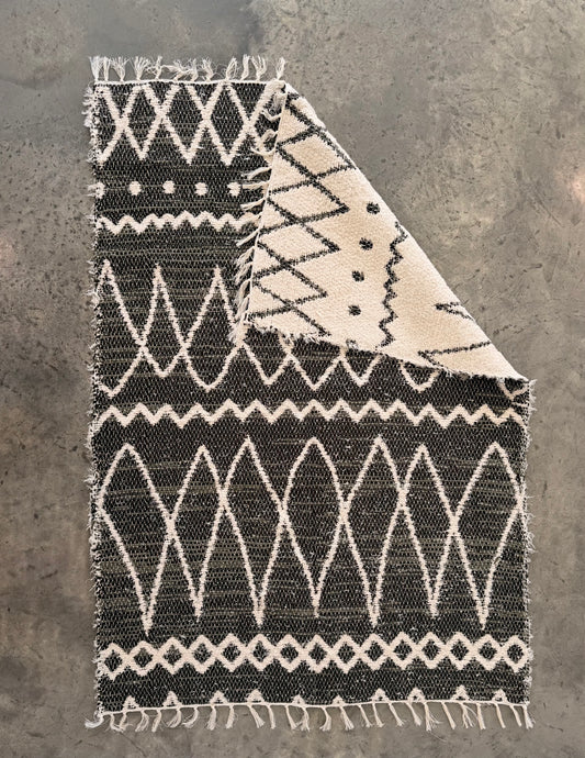 Tapis berbère réversible kaki Oliva 140x200 en coton recyclé, motif losange, franges blanches