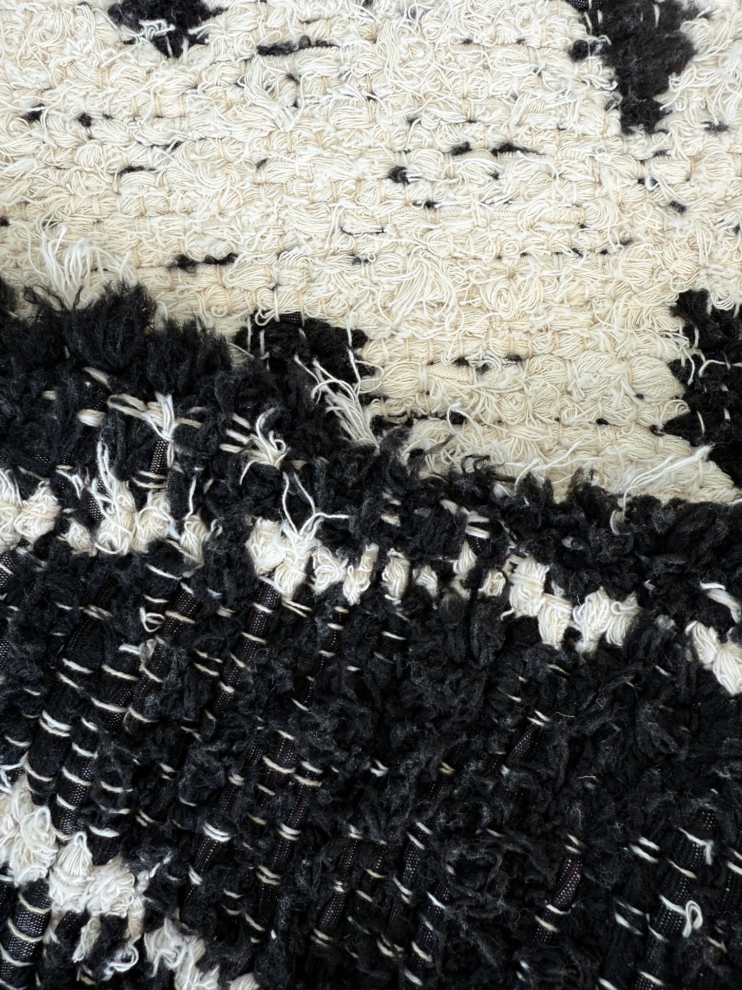 Zoom Tapis artisanal berbère réversible noir et blanc – Luis