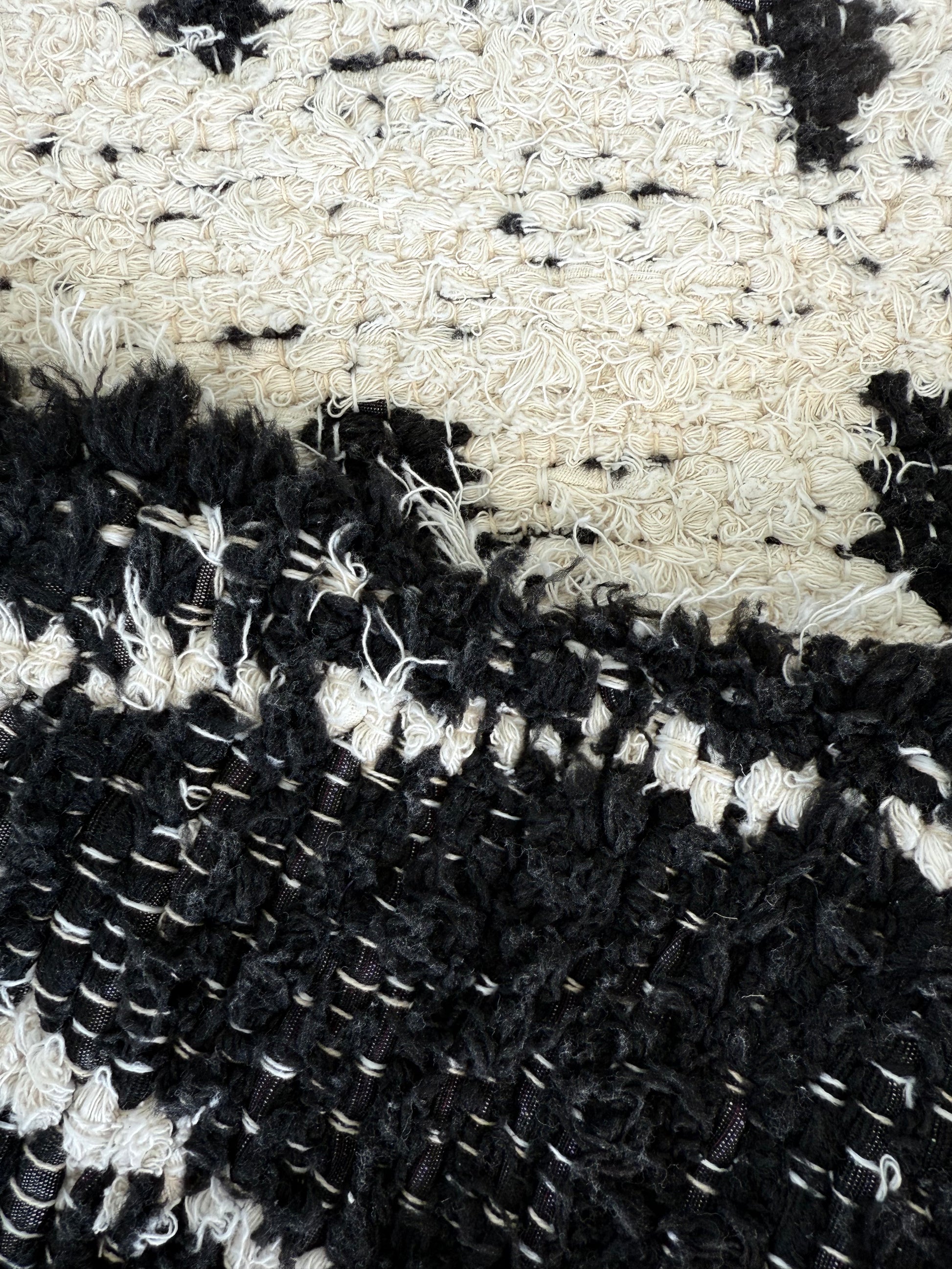 Zoom Tapis artisanal berbère réversible noir et blanc – Luis