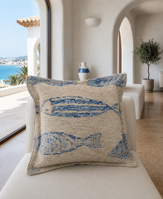 Housse de coussin artisanale en jute naturel avec motifs poissons, style méditerranéen et bord de mer, idéale pour un salon ou une maison de vacances.