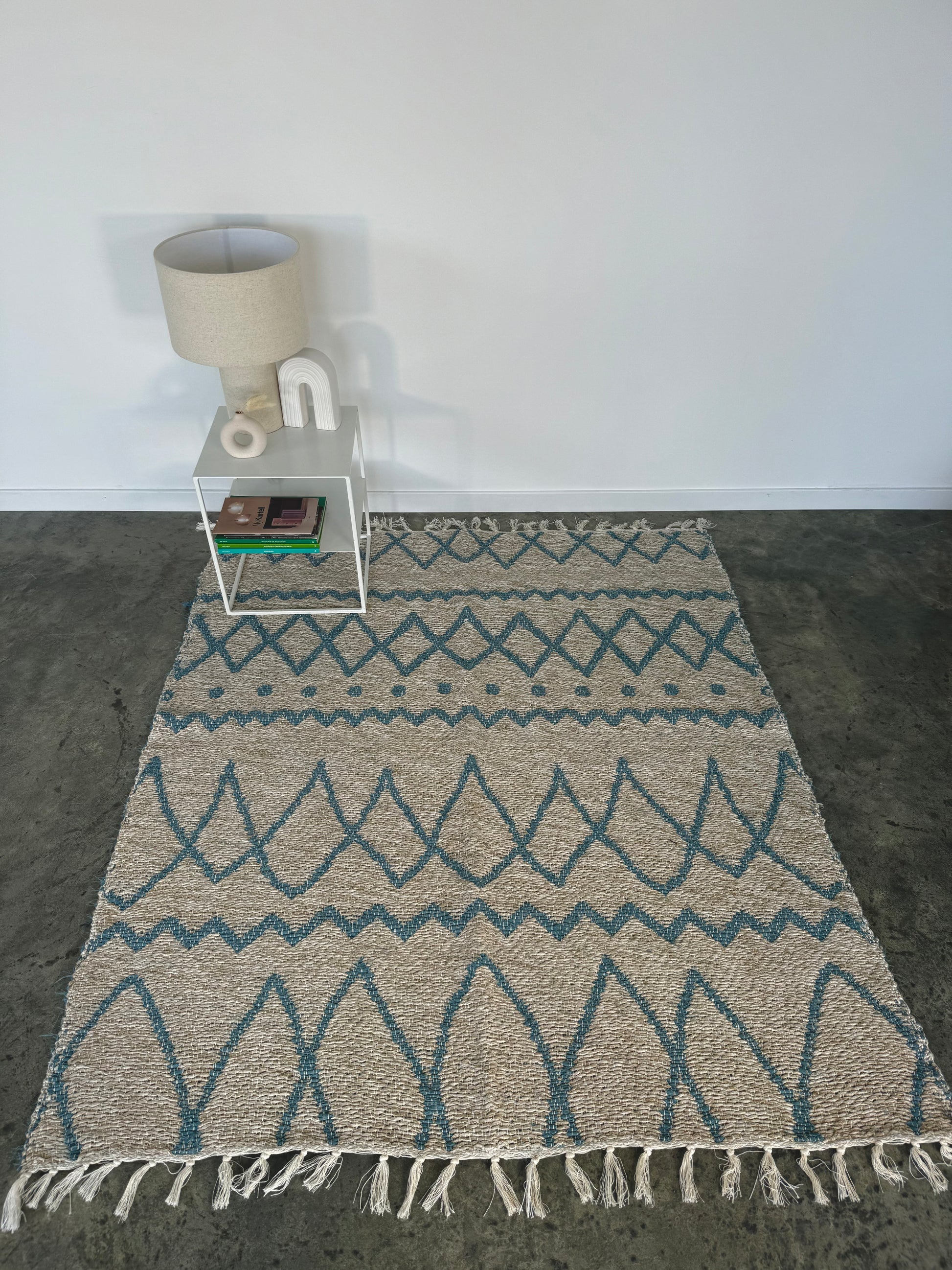 Tapis intérieur ou extérieur artisanal en jute réversible, tissé en Espagne.