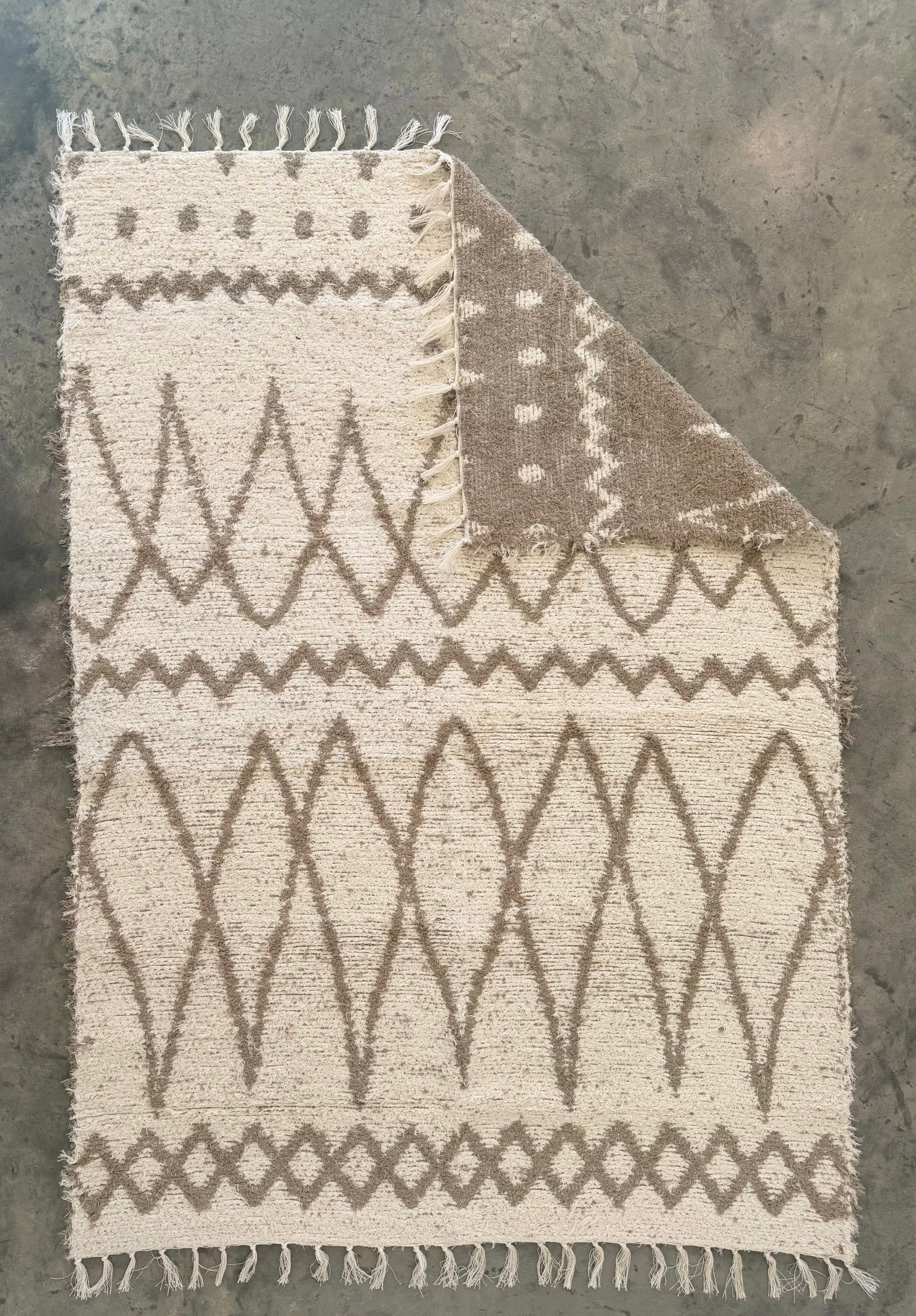 Tapis artisanal marron réversible en coton recyclé, tissé en Espagne.