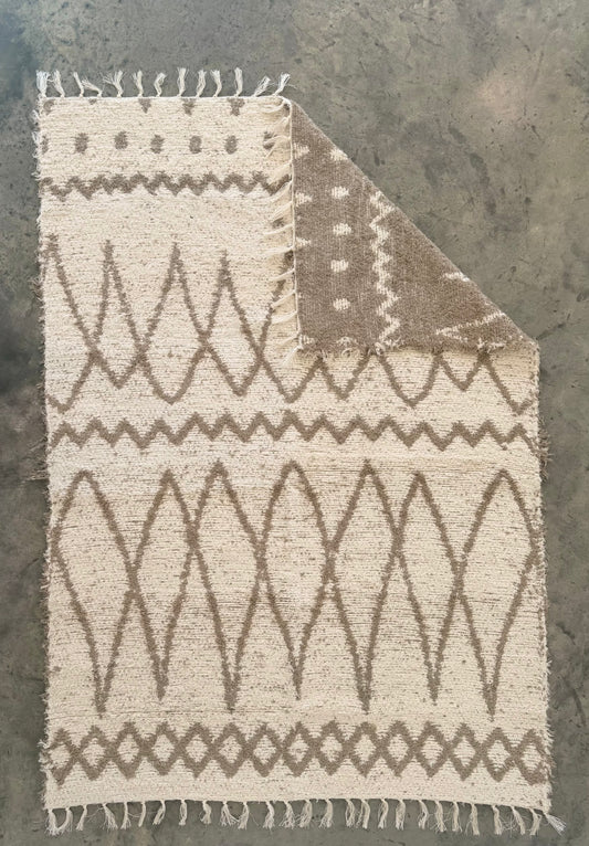 Tapis artisanal marron réversible en coton recyclé, tissé en Espagne.
