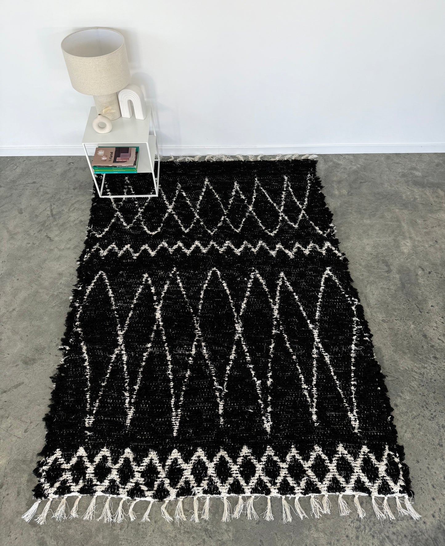 Tapis artisanal noir et blanc réversible 140x200  en coton recyclé.