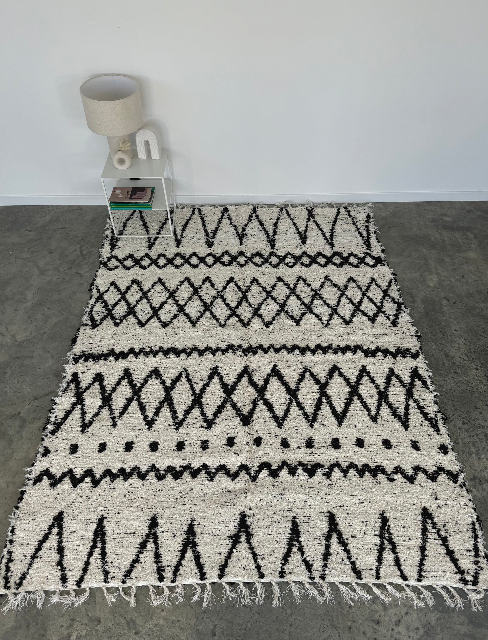 Tapis artisanal Blanc et Noir réversible format couloir 200x70 en coton recyclé