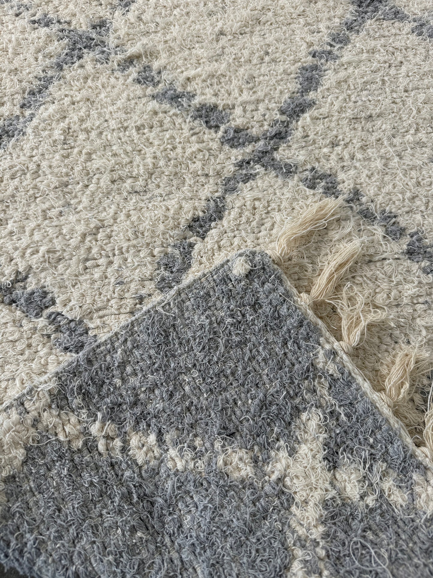 tapis artisanal beige losanges gris