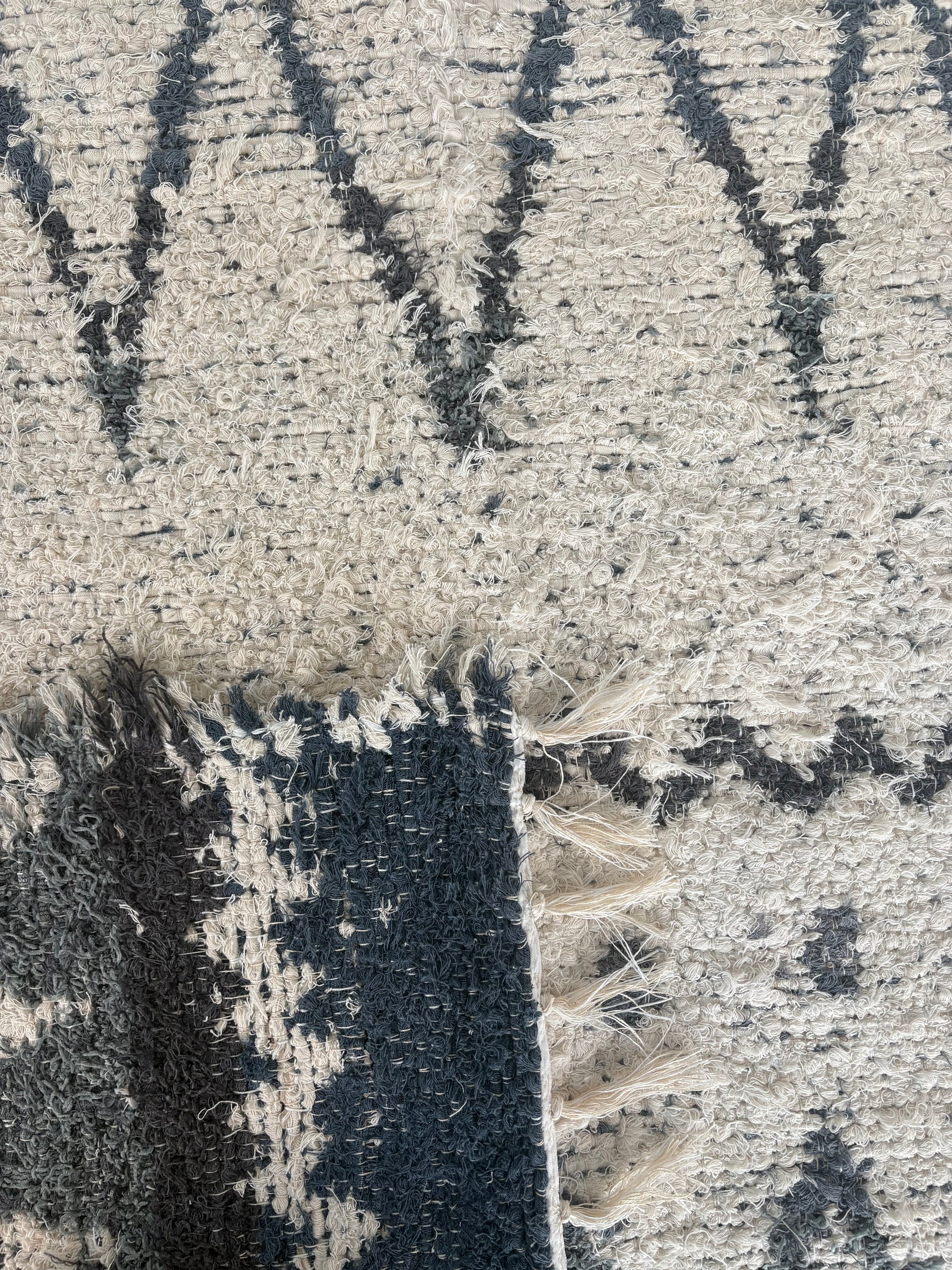 Tapis artisanal bleu en coton recyclé d’ameublement, tissé en Espagne sur machines Jacquard, lavable 30°C.