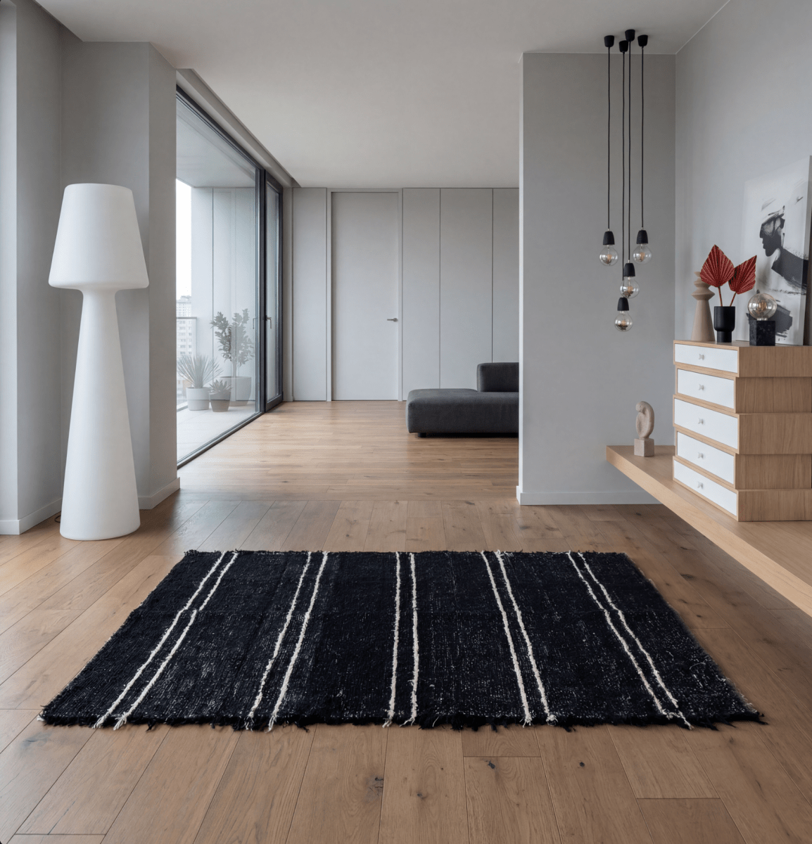 Tapis artisanal noir bande blanche