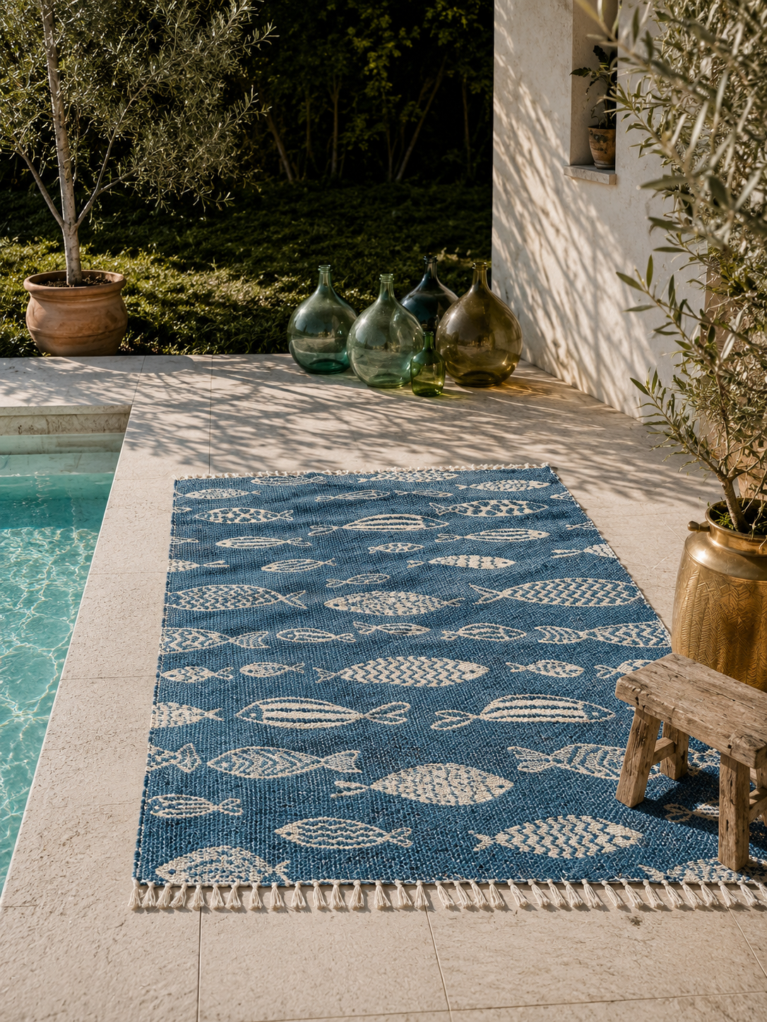 Grand tapis artisanal réversible Elio 170x240 cm en coton recyclé et jute, motif poisson bleu, décoration méditerranéenne bord de mer.