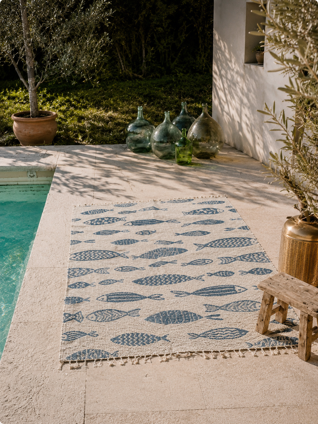Grand tapis artisanal réversible Elio 170x240 cm en coton recyclé et jute, motif poisson bleu, décoration méditerranéenne bord de mer, salon lumineux et maison de vacances.