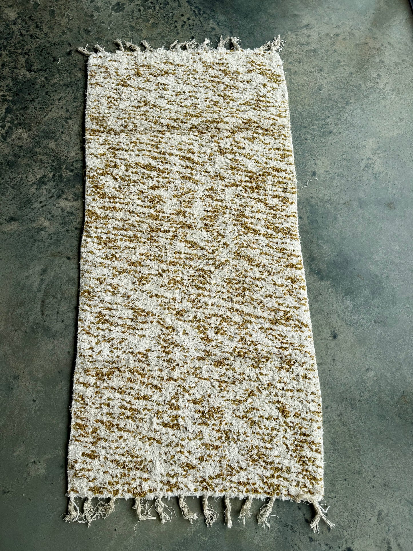Tapis beige moutarde 60x130 en coton recyclé, texture bouclette artisanale, format couloir