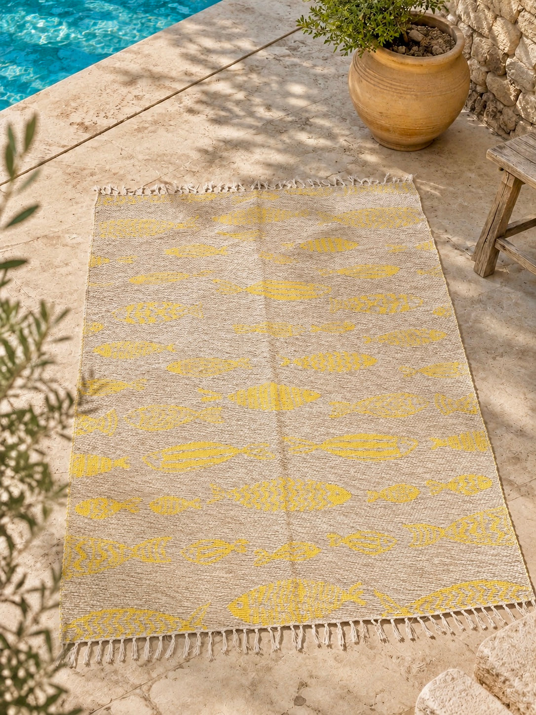 Grand tapis réversible aux motifs poissons jaune et jute naturel, tissé artisanalement en Espagne