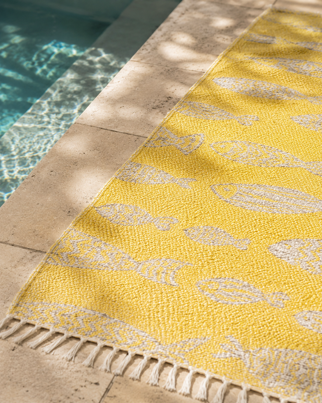 Grand tapis réversible aux motifs poissons jaune et jute naturel, tissé artisanalement en Espagne