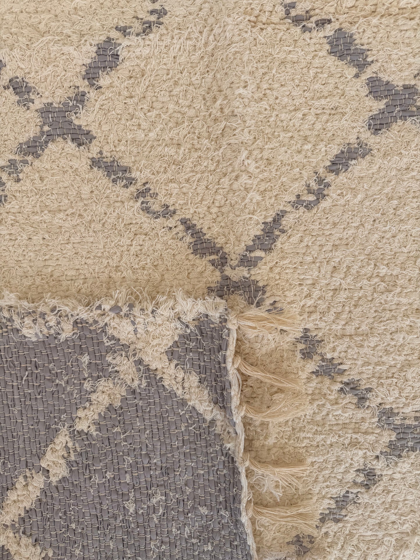 Tapis artisanal lavande réversible en coton recyclé, photo studio fond blanc