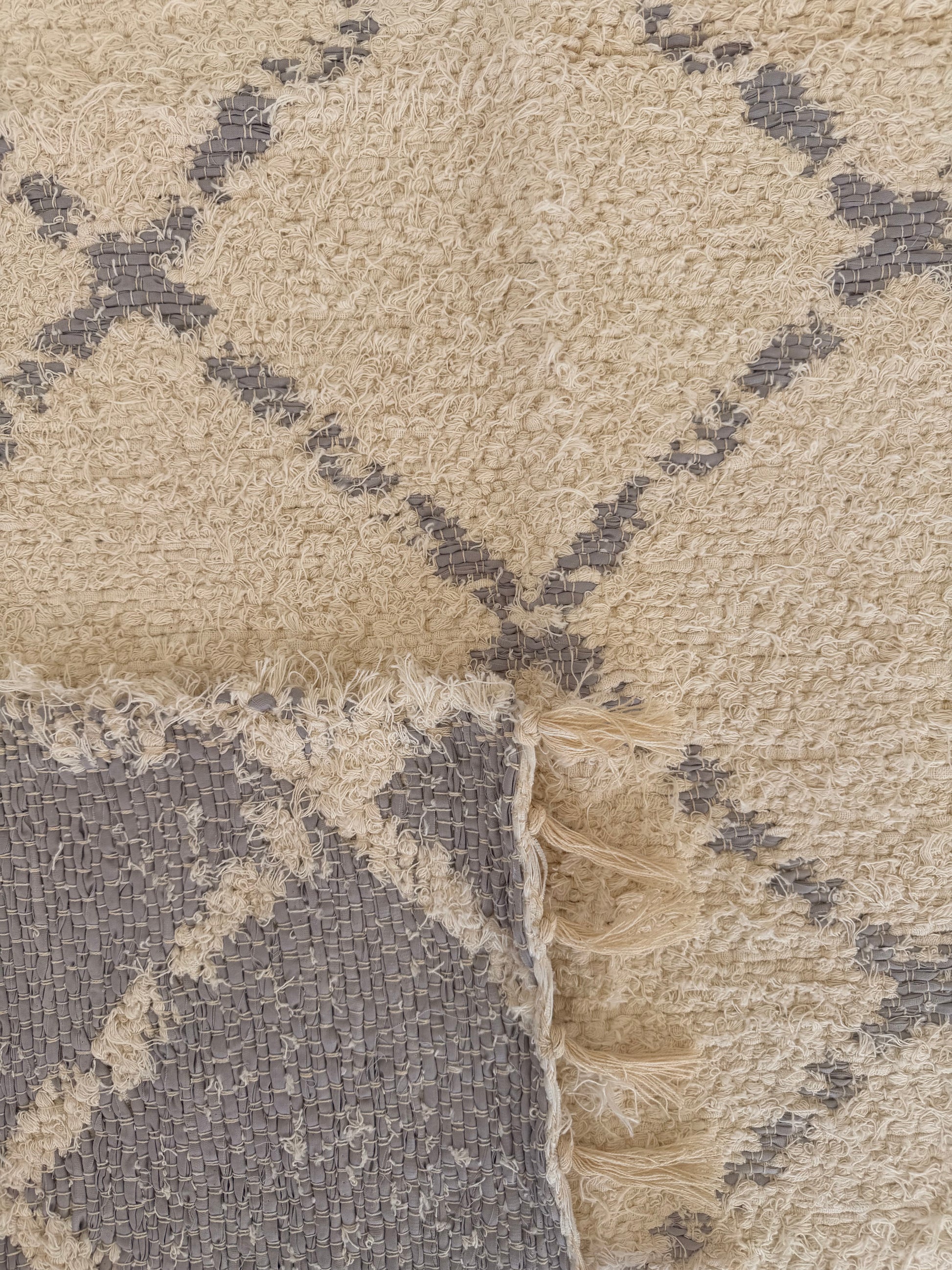 Tapis artisanal lavande réversible en coton recyclé, photo studio fond blanc